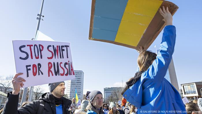 Protesters demand that Russia be cut off from SWIFT in Geneva