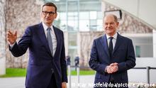 Bundeskanzler Olaf Scholz (SPD, r) empfängt Mateusz Morawiecki, Ministerpräsident der Republik Polen, vor dem Bundeskanzleramt.