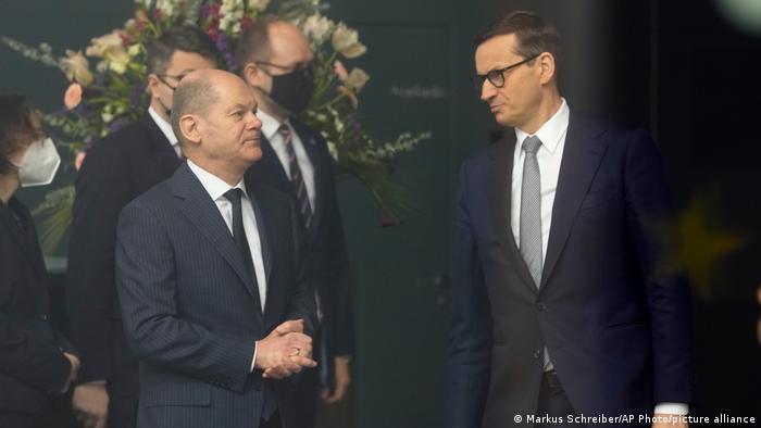Olaf Scholz recibe al primer ministro polaco, Mateusz Morawiecki, en la Cancillería alemana.