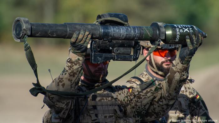 Un soldado alemán con un lanzagranadas.