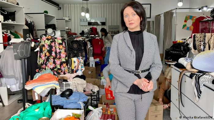 Geschäftsfrau Olena Pankiv-Boła in ihrer Boutique inmitten von Sachspenden für die Ukraine