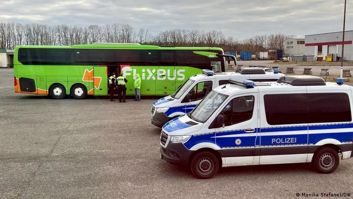 Deutsche Polizisten kontrollieren einen Reisebus bei Frankfurt/oder
