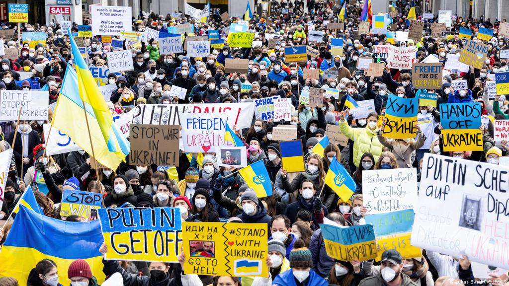 Ukraine: Anti-war protests take place around the world | News | DW |  26.02.2022