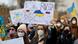 Demonstracja przeciwko rosyjskiej napaści na Ukrainę w Berlinie 26 lutego 2022 r. Demonstracja przeciwko rosyjskiej napaści na Ukrainę w Berlinie 26 lutego 2022 r.