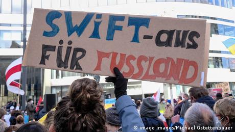 Изключването от системата SWIFT засяга част от руските банки Те