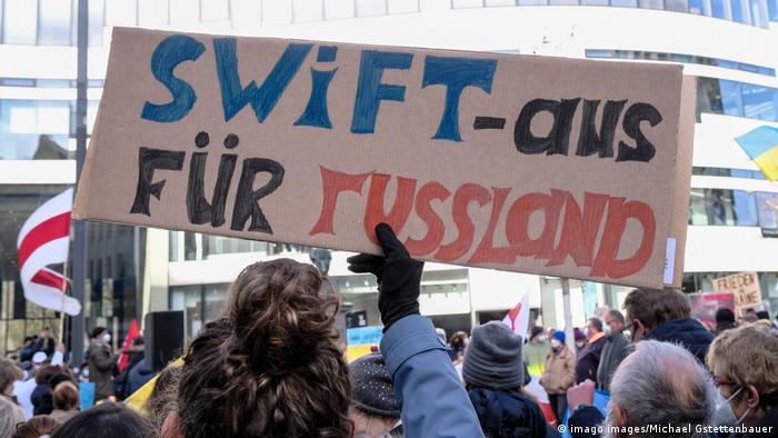 Изключването от системата SWIFT засяга част от руските банки. Те