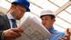 Zwei Ingenieure unterhalten sich (Foto: fotolia) Zwei Ingenieure unterhalten sich (Foto: fotolia)