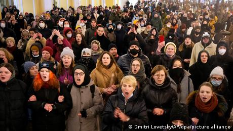 Manifestación contra la guerra en San Petersburgo, Rusia. (25.02.2022). El Kremlin tampoco quiere que se informe sobre estas protestas. Los periodistas son arrestados en esas manifestaciones, al igual que muchos participantes.