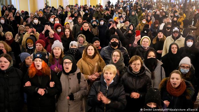 Manifestación contra la guerra en San Petersburgo, Rusia. (25.02.2022). El Kremlin tampoco quiere que se informe sobre estas protestas. Los periodistas son arrestados en esas manifestaciones, al igual que muchos participantes.