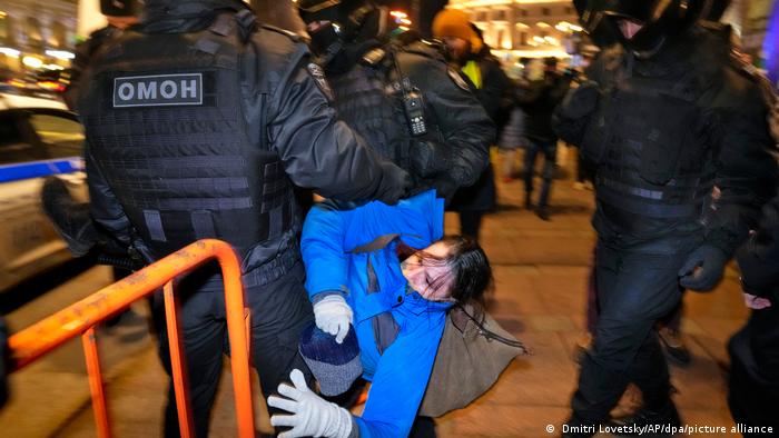 Foto de policías rusos que detienen a personas en St. Petersburgo
