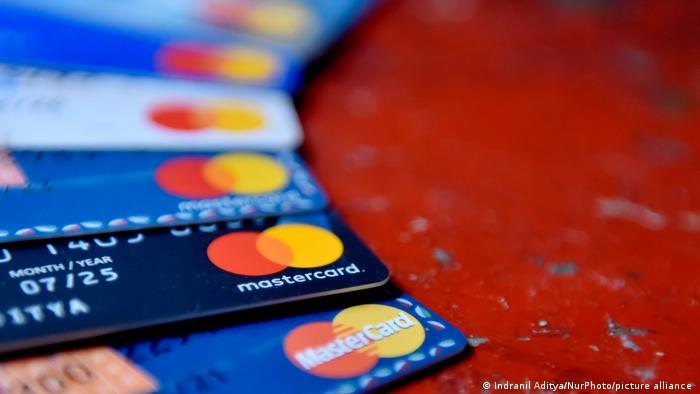 Компаниите за картови плащания Мастъкард и Виза се присъединиха към наложените санкции срещу Москва