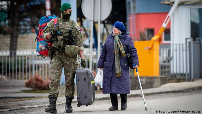 Vojnik slovačke armije pomaže starici koja je juče u ovu zemlju stigle iz Ukrajine. Granicu je prešla u Vysne Nemecke na istoku zemlje. Za sada se procjenjuje da skoro 120 hiljada građana i građanki bježi iz Ukrajine.