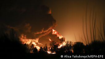 Ukraine - Feuer in einem Erdöllager nach einem russischen Raketenangriff in Vasylkiv nahe Kiew