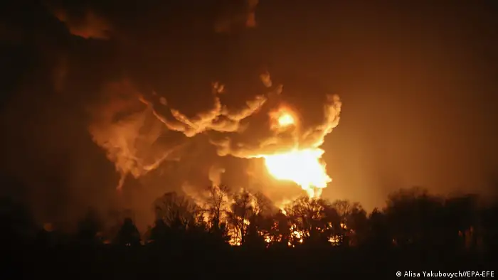 Ukraine - Feuer in einem Erdöllager nach einem russischen Raketenangriff in Vasylkiv nahe Kiew