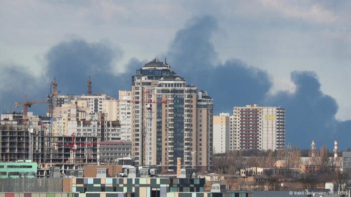 Humo de bombardeos rusos sobre la capital ucraniana, Kiev.