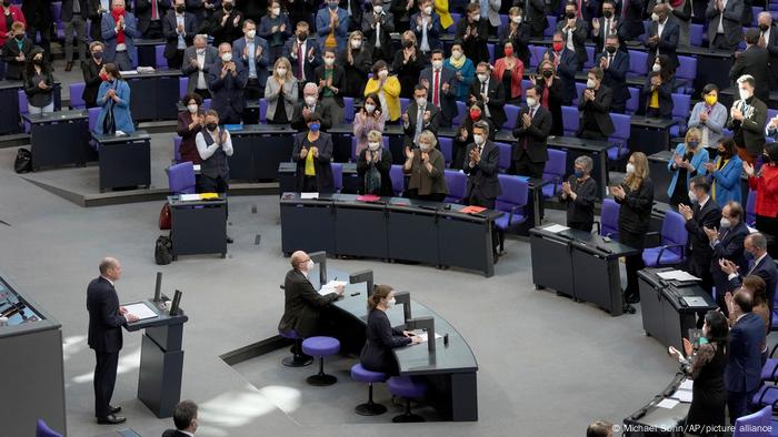 Chanceler federal alemão, Olav Scholz, é aplaudido de pé no Bundestag após anunciar nova política alemã de defesa
