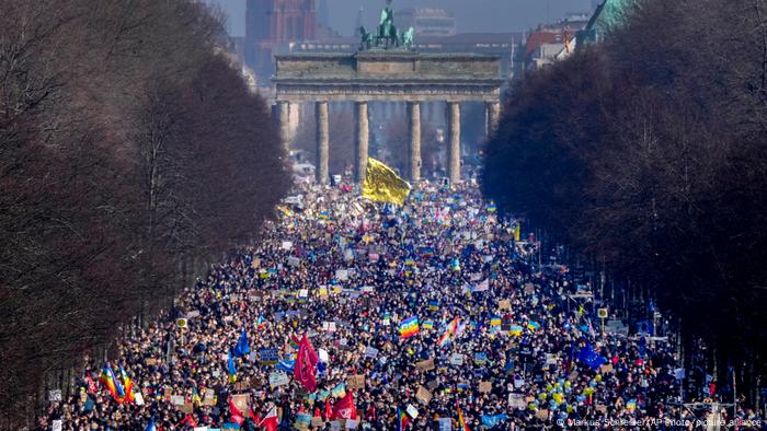 مسيرة حاشدة في برلينن بمشاركة عشرات الآلاف تضامنا مع أوكرانيا ضد الغزو الروسي 27.02.2022