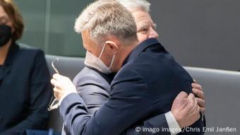 Εναγκαλισμός του πρώην γερμανού προέδρου Γιόαχιμ Γκάουκ με τον Μέλνικ στη Βουλή