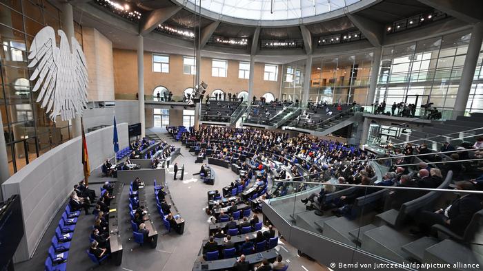 Berlin | Sondersitzung des Bundestags zum Krieg in der Ukraine - Olaf Scholz