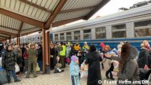People in Polish border station Przemysl are cuing for passport control and registration. This is only the morning train from Lviv.
Photo: Frank Hoffmann/DW 27.2.2022