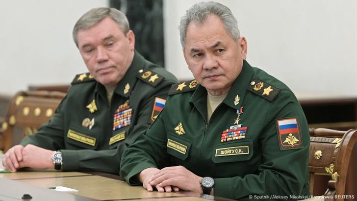 Валерий Герасимов /вляво/ и министърът на отбраната Сергей Шойгу по време на среща с Путин