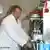 Jens Nielsen in seiner Morsumer Milchkammer an der Abfüllanlage. (Foto: privat)