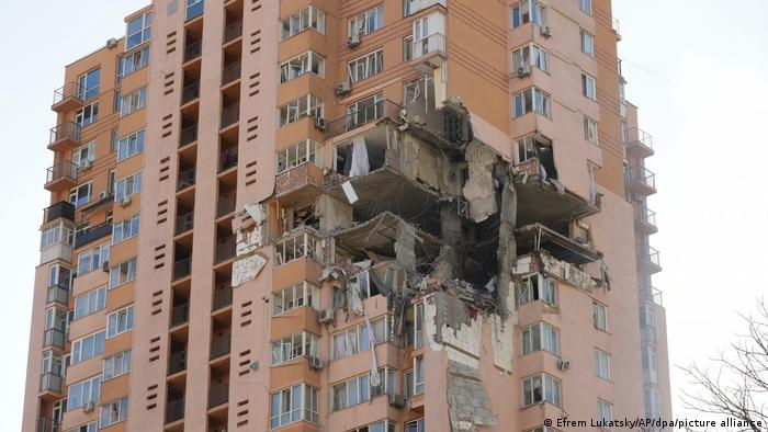 Разрушена жилищна сграда в Киев