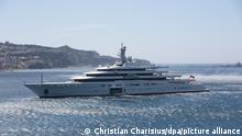 Die Mega-Yacht Eclipse des russischen Milliardärs Roman Abramowitsch liegt am 02.05.2016 im Hafen von Gibraltar (Großbritannien). Foto: Christian Charisius/dpa
