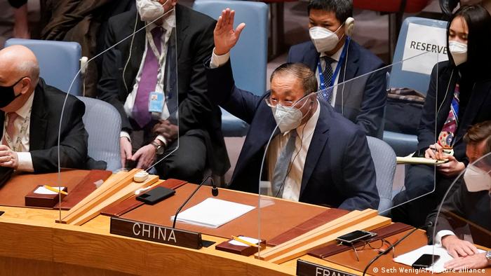 El embajador chino en la ONU, Zhang Jun, se abstiene en la condena a Rusia por parte del Consejo de Seguridad. (28.02.2022).