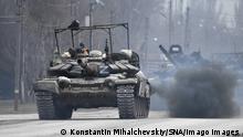 News Bilder des Tages Russia Ukraine Military Operation 8128047 27.02.2022 Russian military hardware moves along a road near the border with Ukraine, in Crimea, Russia. On February 24 Russian President Vladimir Putin announced a military operation in Ukraine following recognition of independence of breakaway Donbass republics. Konstantin Mihalchevskiy / Sputnik Republic of Crimea Russia PUBLICATIONxINxGERxSUIxAUTxONLY Copyright: xKonstantinxMihalchevskiyx