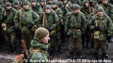 News Bilder des Tages LUGANSK, LUGANSK PEOPLE S REPUBLIC - FEBRUARY 27, 2022: Mobilized soldiers prepare to join the People s Militia of the Lugansk People s Republic. Some of them take the oath, some are trained to use weapons most recruits are volunteers. Stanislav Krasilnikov/TASS PUBLICATIONxINxGERxAUTxONLY TS1259D4