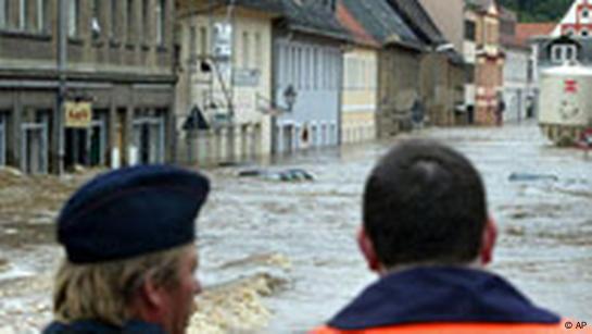 Jahrhundertflut In Sachsen Und Bayern – DW – 13.08.2002