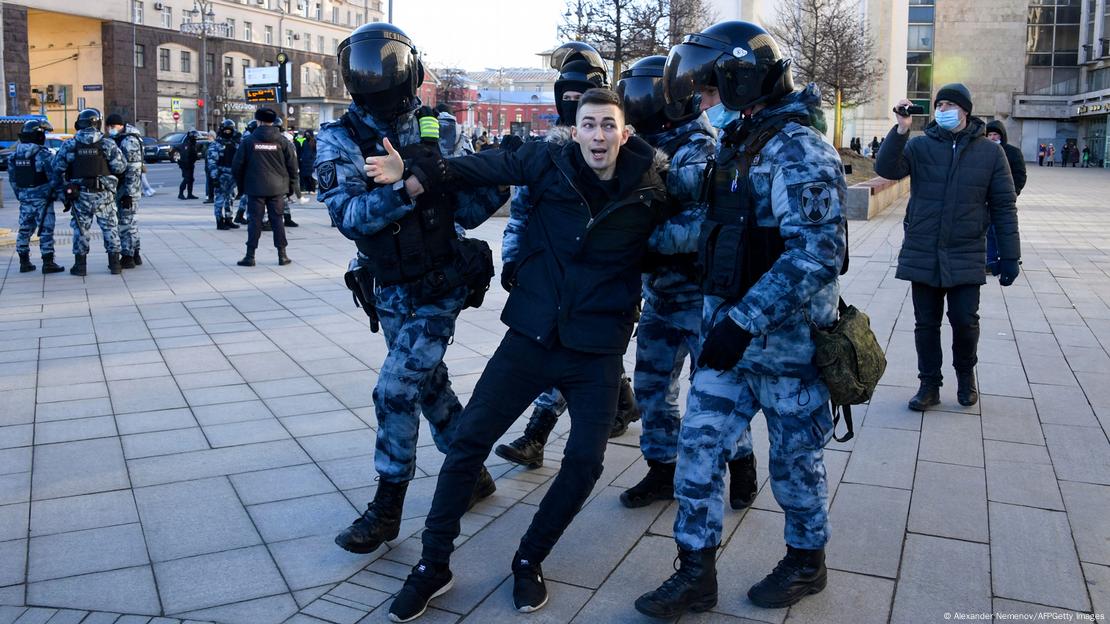 Manifestante contra a guerra é detido por três policiais russos em Moscou