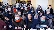 Demonstrierende protestieren gegen Russlands Invasion in die Ukraine. Trotz Massenverhaftungen gingen die Menschen in Moskau, St. Petersburg und anderen russischen Städten den dritten Tag in Folge auf die Straße. +++ dpa-Bildfunk +++