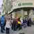 Клієнти стоять у черзі до відділення "Сбербанку" у чеському місті Брно. 