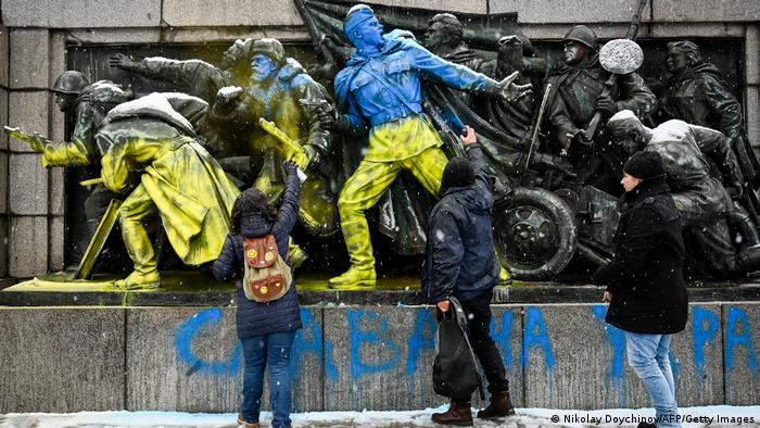 BdTD Bulgarien Die Menschen malen die Figuren der sowjetischen Soldaten mit ukrainischen Flaggenfarben 