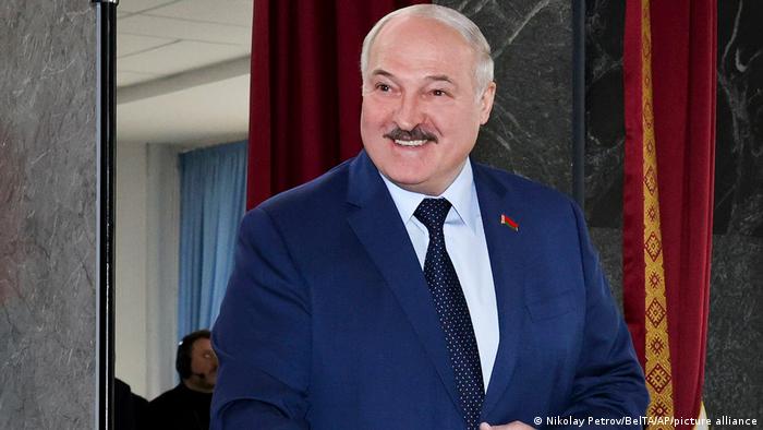 Lukashenko entre sonriente en un centro de votacio durante la votación de la reforma constitucional que le permitiría permanecer en el poder hasta 2035 en febrero del año pasado.