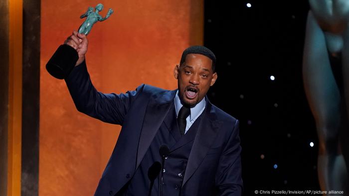 Will Smith hält seinen SAG-Award in die Höhe. 