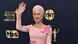 Helen Mirren winkt dem Publikum zu. Helen Mirren winkt dem Publikum zu.