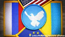 Die Fahnen von Russland, der Ukraine, USA und Europa mit Friedenssymbol, Symbolfoto Friedensplan für Ukraine
