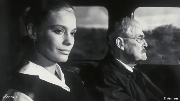 Ingrid Thulin und Victor Sjöström im Auto - Szene aus Wilde Erdbeeren (Foto DVD Arthaus)