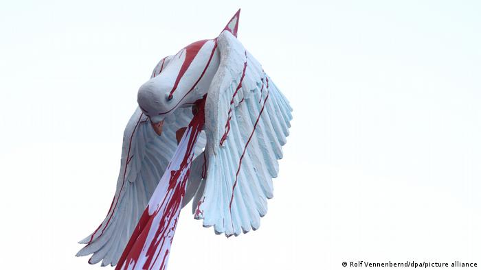 Deutschland Ukraine Krieg l Rosenmontag - Friedensdemonstration in Köln: Detail einer Dekoration, aufgespießte Friedenstaube