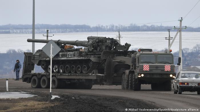 Ukraine Krieg l Militärlastwagen mit einem schweren Artilleriegeschütz vom Typ 2S7 Pion bei Belgorod