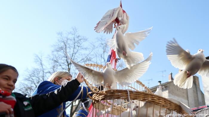 Deutschland Ukraine Krieg l Rosenmontag - Friedensdemonstration in Köln, Weiße Tauben