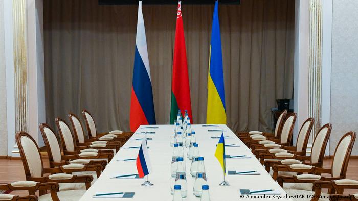 Стол переговоров: флаги России, Беларуси и Украины