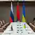 Стол переговоров: флаги России, Беларуси и Украины