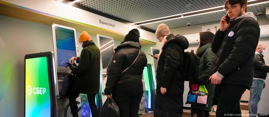 Fila na Rússia diante do caixa eletrônico: sistema financeiro russo sofreu com as sanções do Ocidente