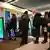 Russland St. Petersburg Warteschlange vor Geldautomat
