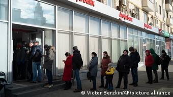 Russland Moskau Warteschlange vor Geldautomat