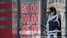 Russia Ukraine Military Operation 8128328 28.02.2022 An electronic scoreboard with information about the exchange rate is seen at a currency exchange office in Moscow, Russia. The Russian rouble lunged to an all-time low on Monday. The Russian central bank raised its key interest rate to 20% from 9.5% to counter risks of rouble depreciation and higher inflation. Vitaliy Belousov / Sputnik Moscow Russia PUBLICATIONxINxGERxSUIxAUTxONLY Copyright: xVitaliyxBelousovx